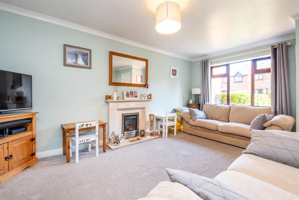 Property photo 2 of 19 Lounge