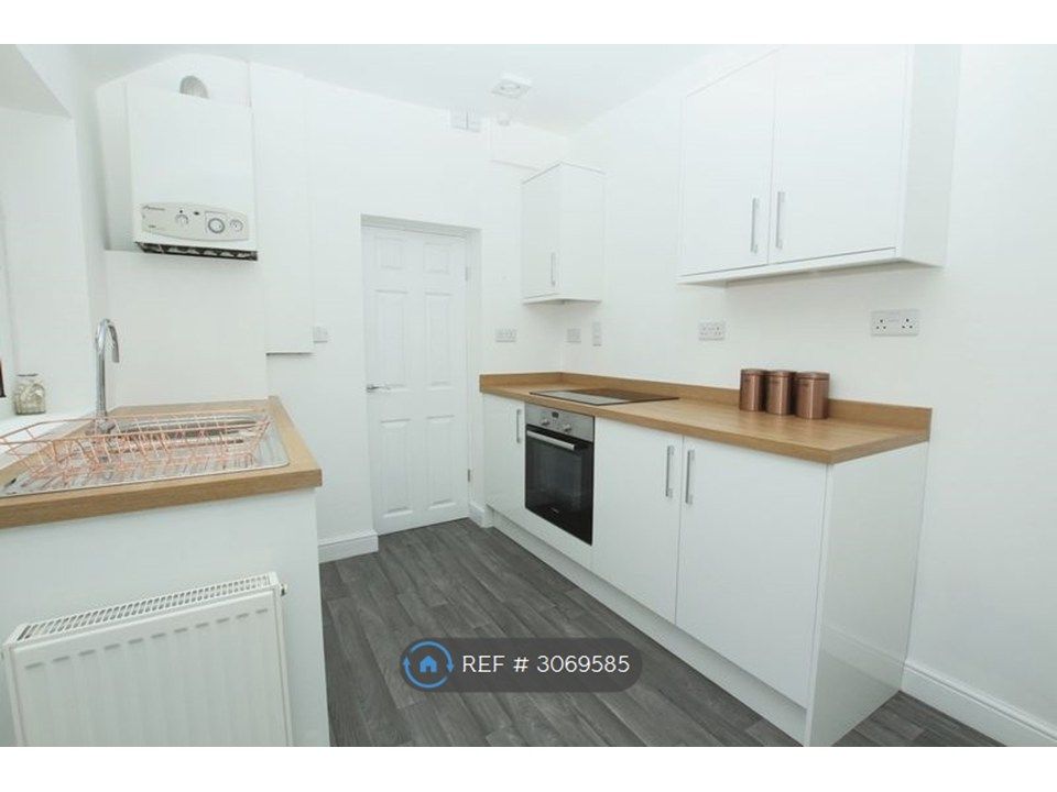 Property photo 3 of 18 Kitchen