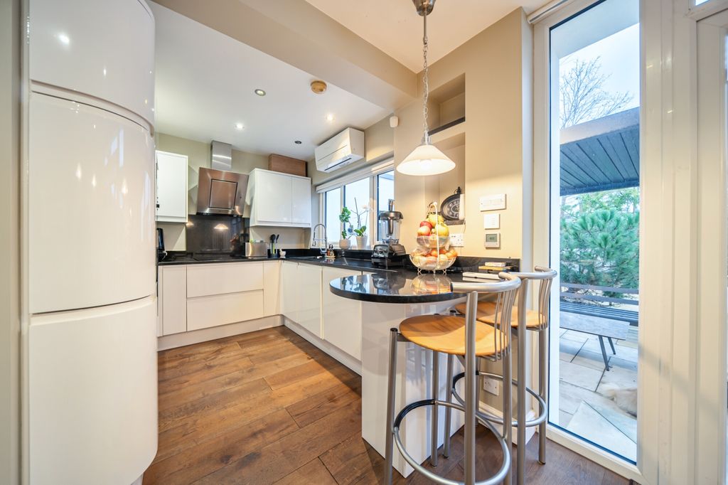 Property photo 3 of 19 Kitchen