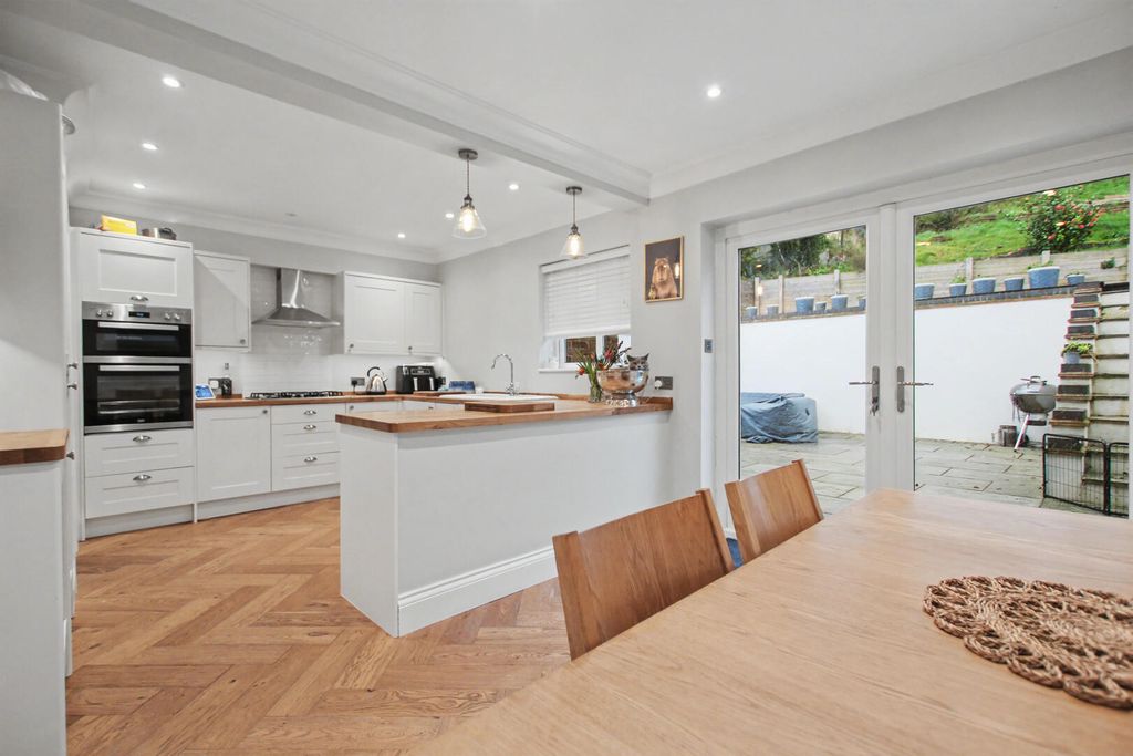 Property photo 3 of 18 Kitchen