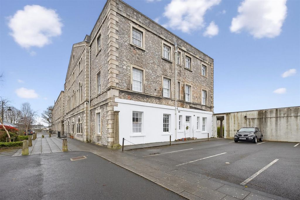 Property photo 1 of 25 Trafalgar Court