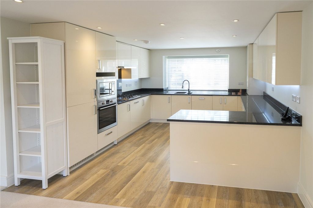 Property photo 3 of 11 Kitchen