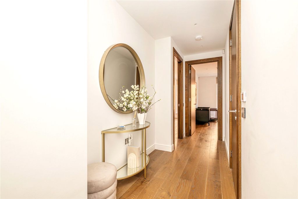Property photo 3 of 11 Hallway