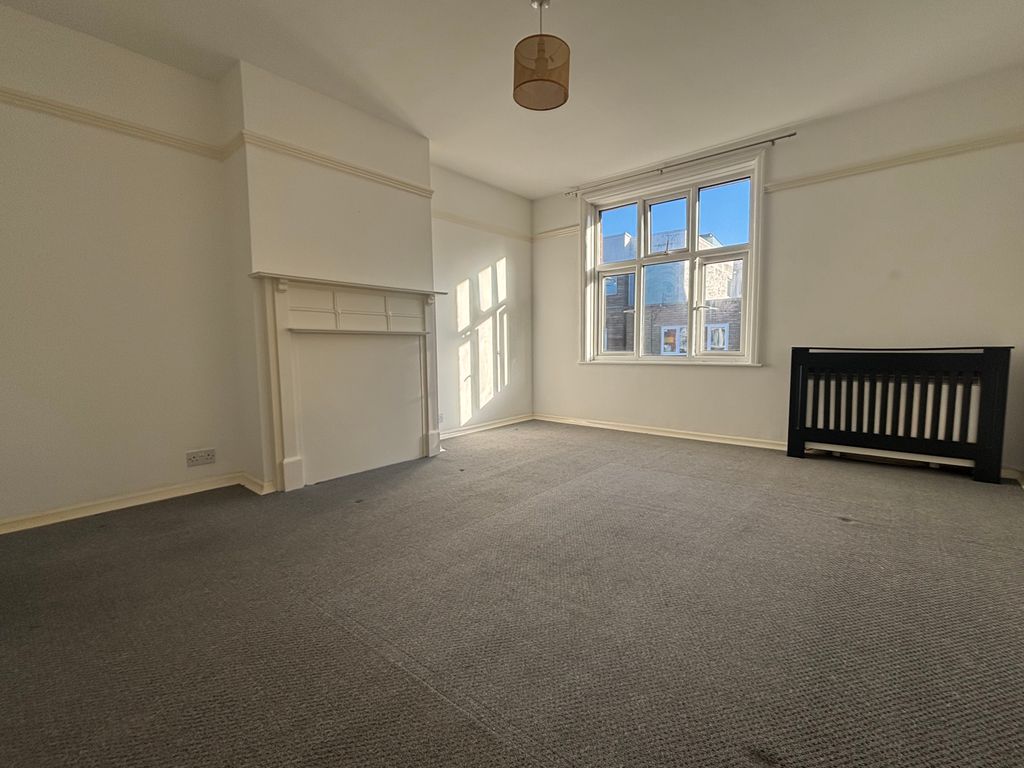 Property photo 3 of 15 Lounge