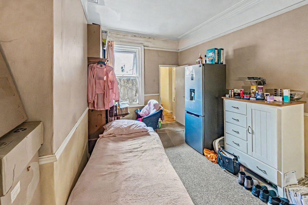 Property photo 3 of 24 25 Windsor Road, Bournemouth, Bh5 1DT