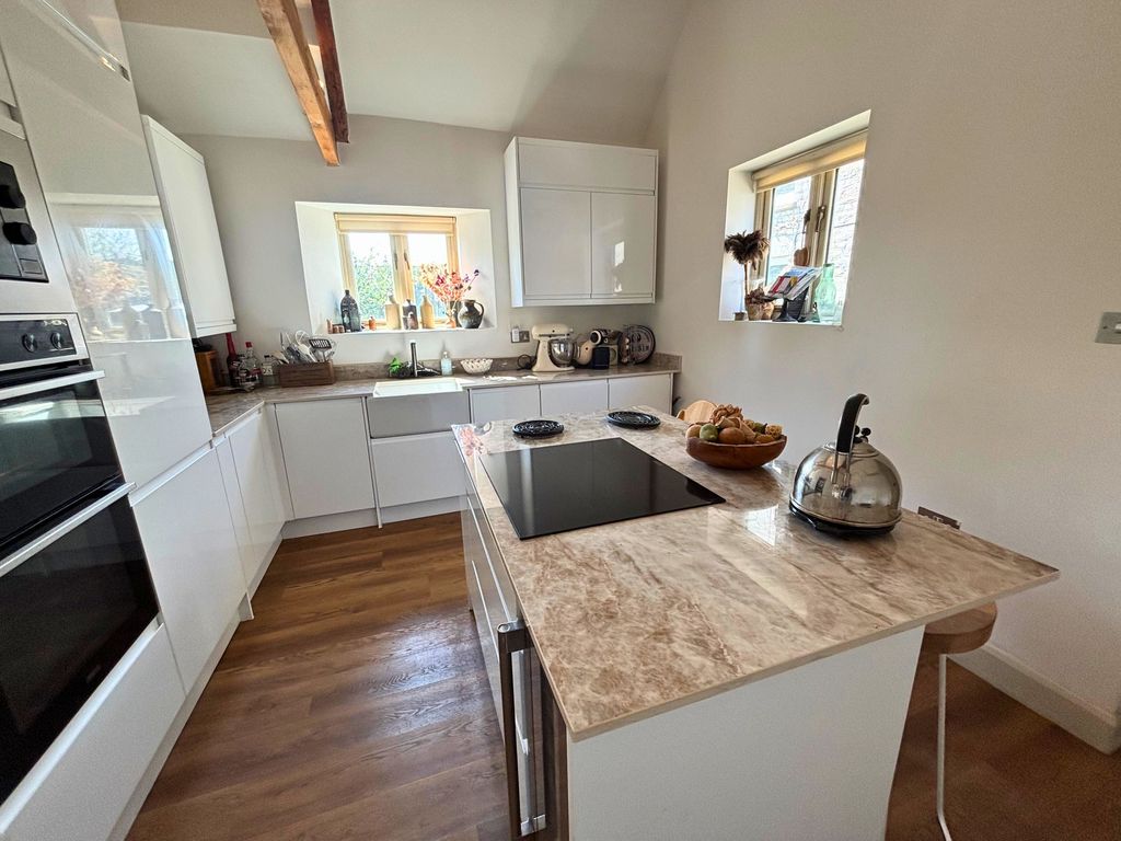 Property photo 3 of 19 Kitchen