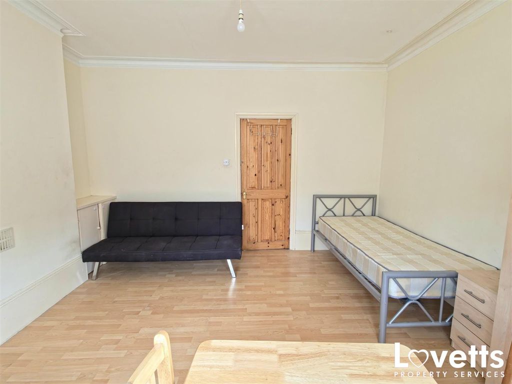 Property photo 3 of 6 Living Room/Bedroom