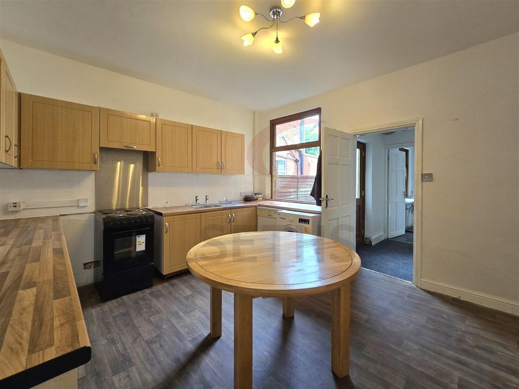 Property photo 3 of 10 Kitchen/Dining Area