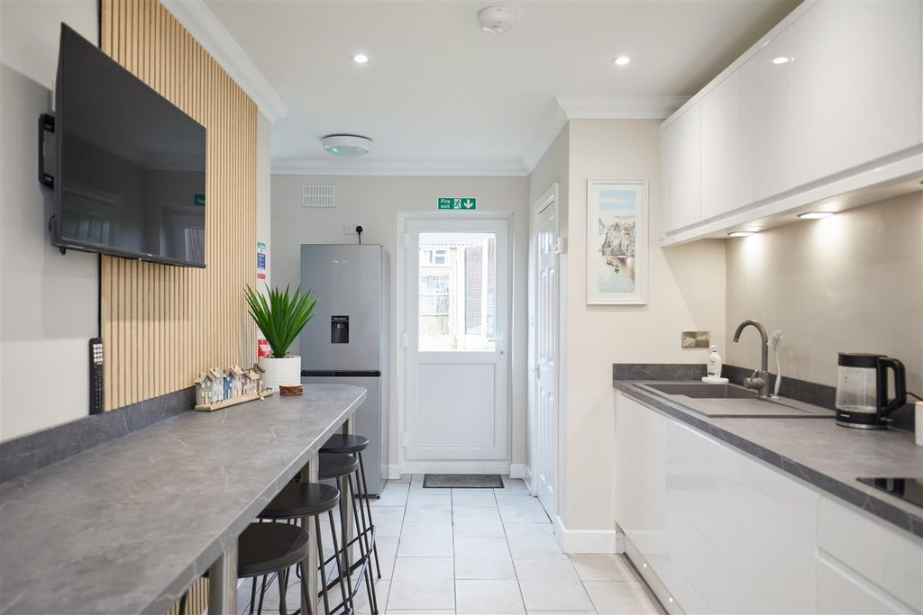 Property photo 2 of 26 2 Barnesdale Road 3.Jpg