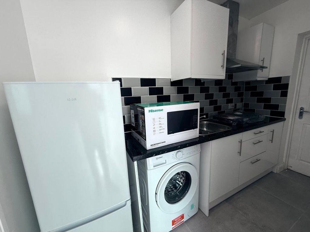 Property photo 1 of 4 Self Contained Studio Flat Ideal For Working Couples-