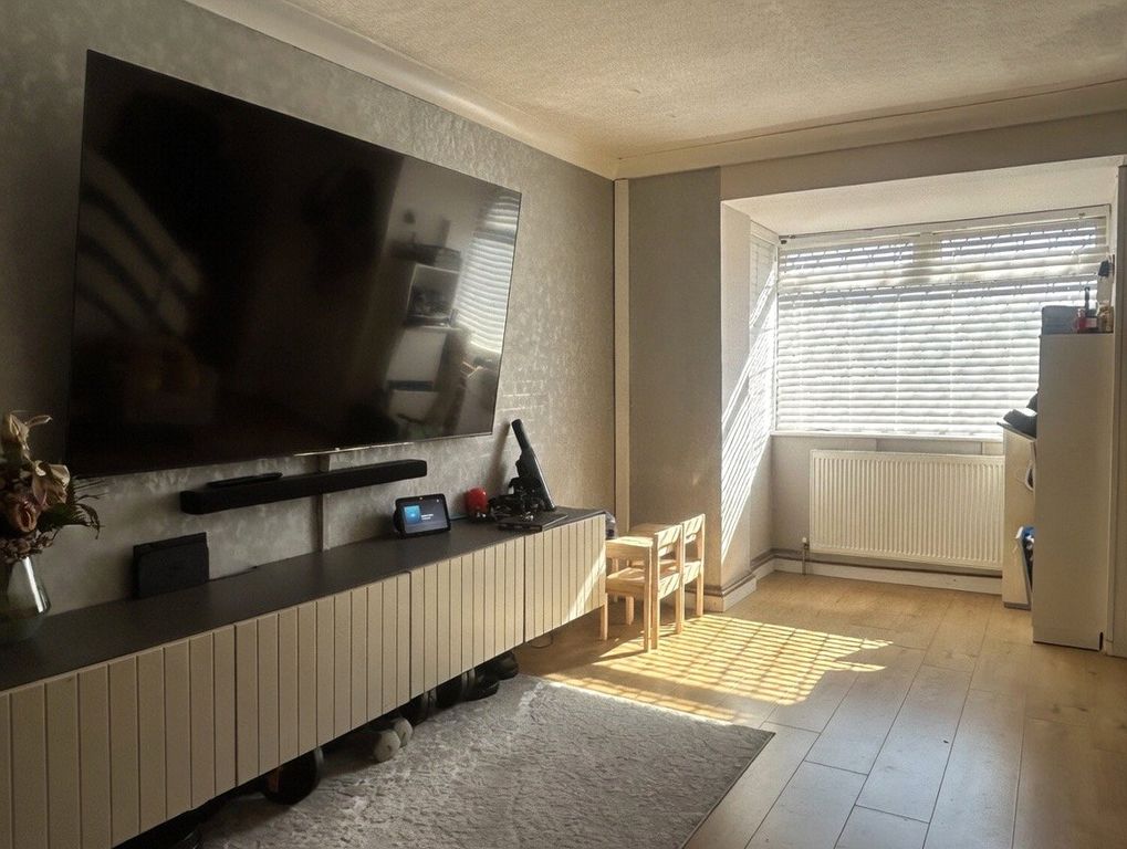 Property photo 3 of 13 Lounge