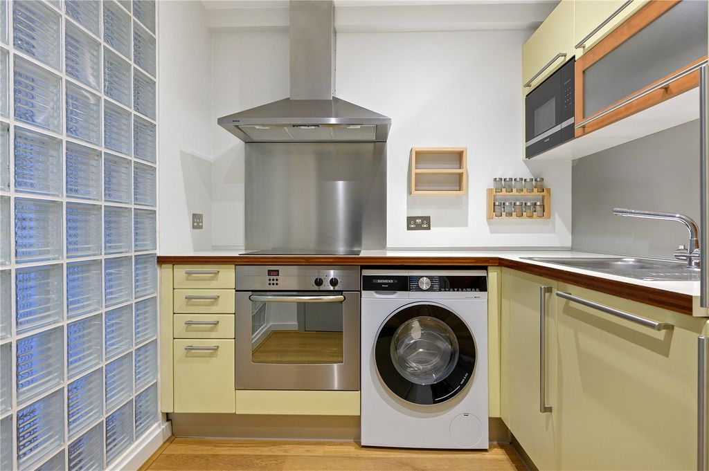 Property photo 2 of 18 Kitchen