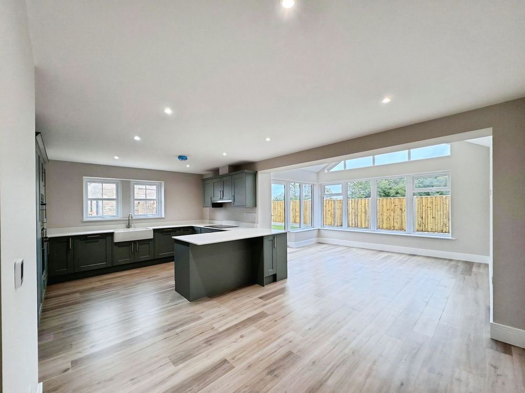 Property photo 2 of 28