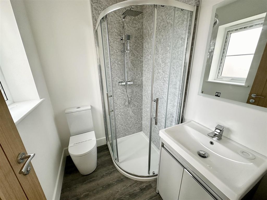 Property photo 3 of 15 En Suite Shower Room.Jpeg