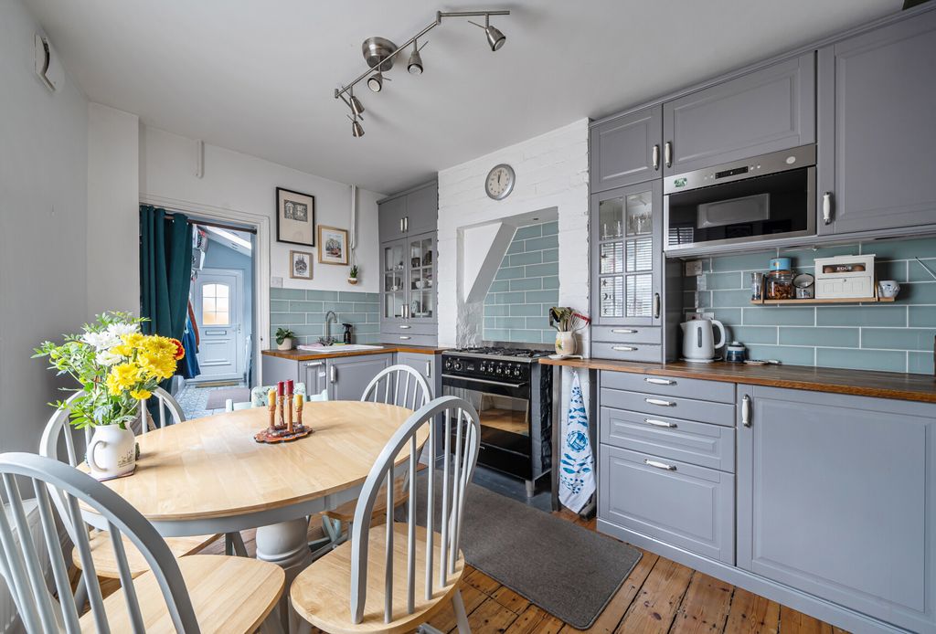 Property photo 2 of 16 1410350-2-698F1B4...