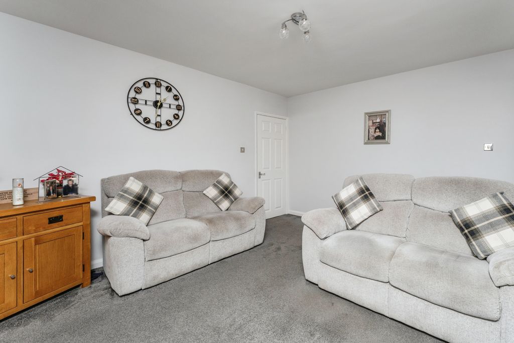 Property photo 3 of 13 Lounge