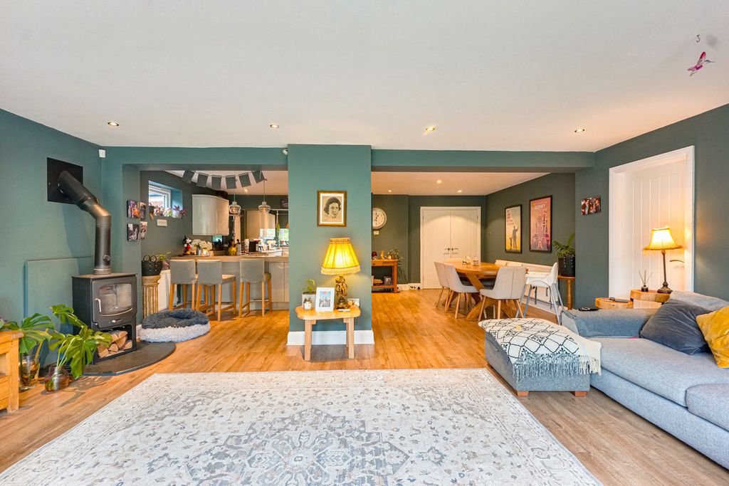 Property photo 3 of 46