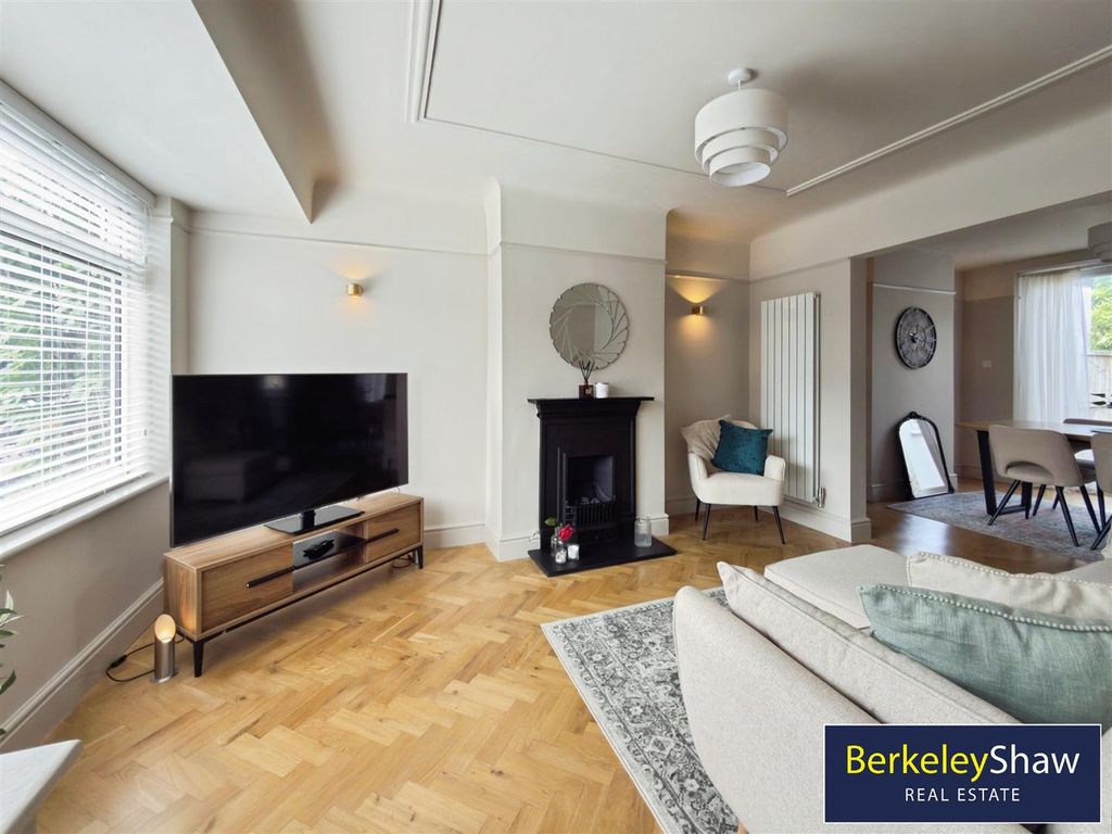 Property photo 3 of 19 Lounge