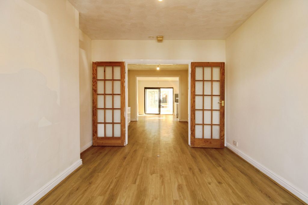 Property photo 3 of 10 Lounge 2