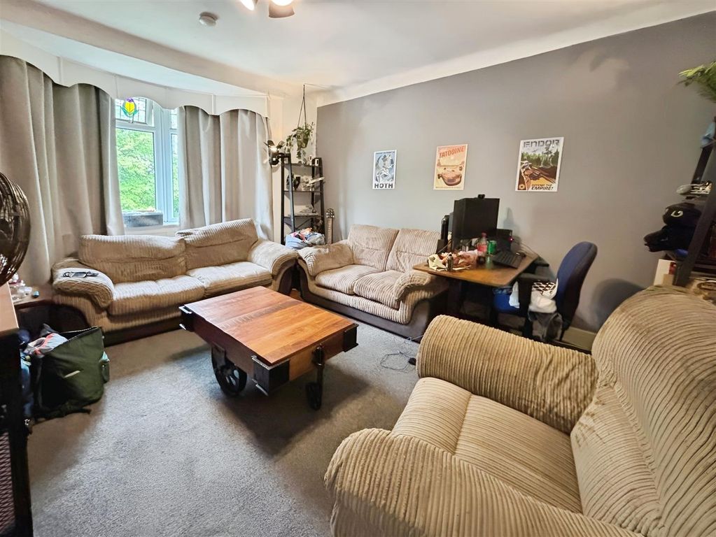 Property photo 3 of 17 Lounge