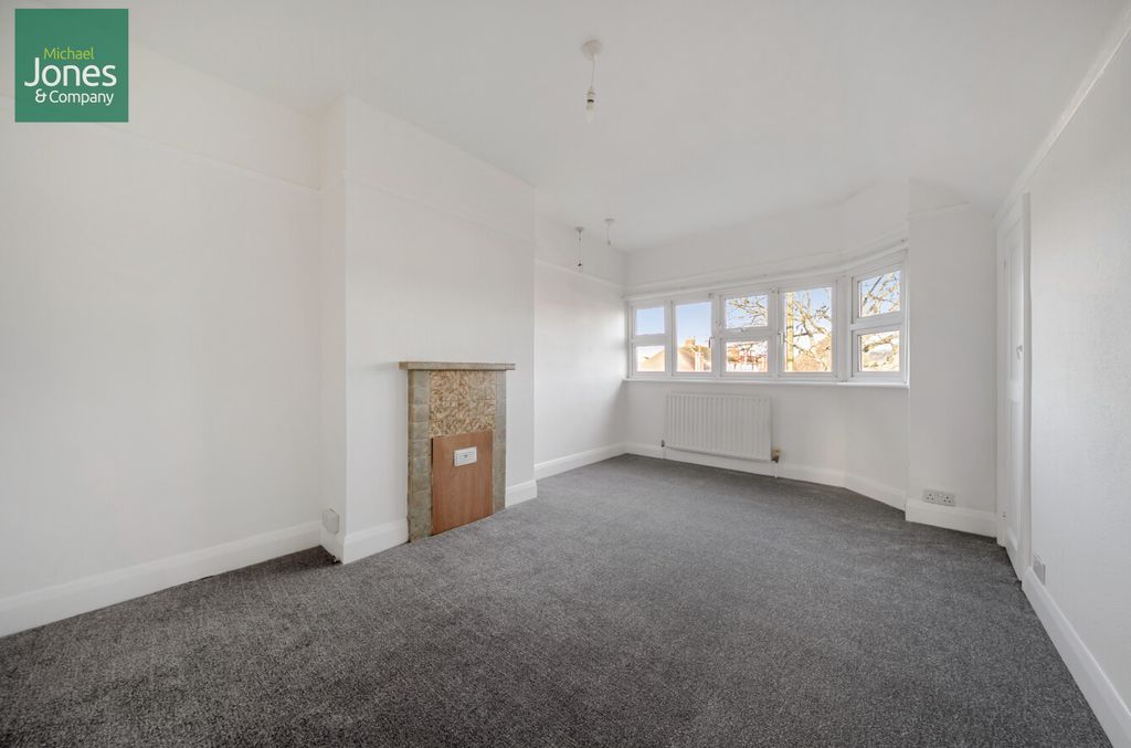 Property photo 3 of 12 Lounge