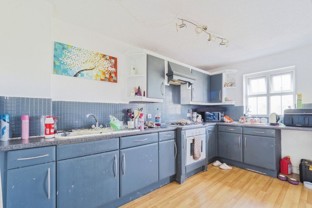 Property photo 3 of 17 Kitchen