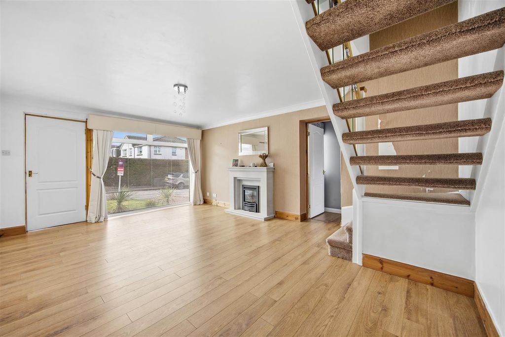 Property photo 2 of 20 1_Blacklands_Place_Lenzie_006.Jpg