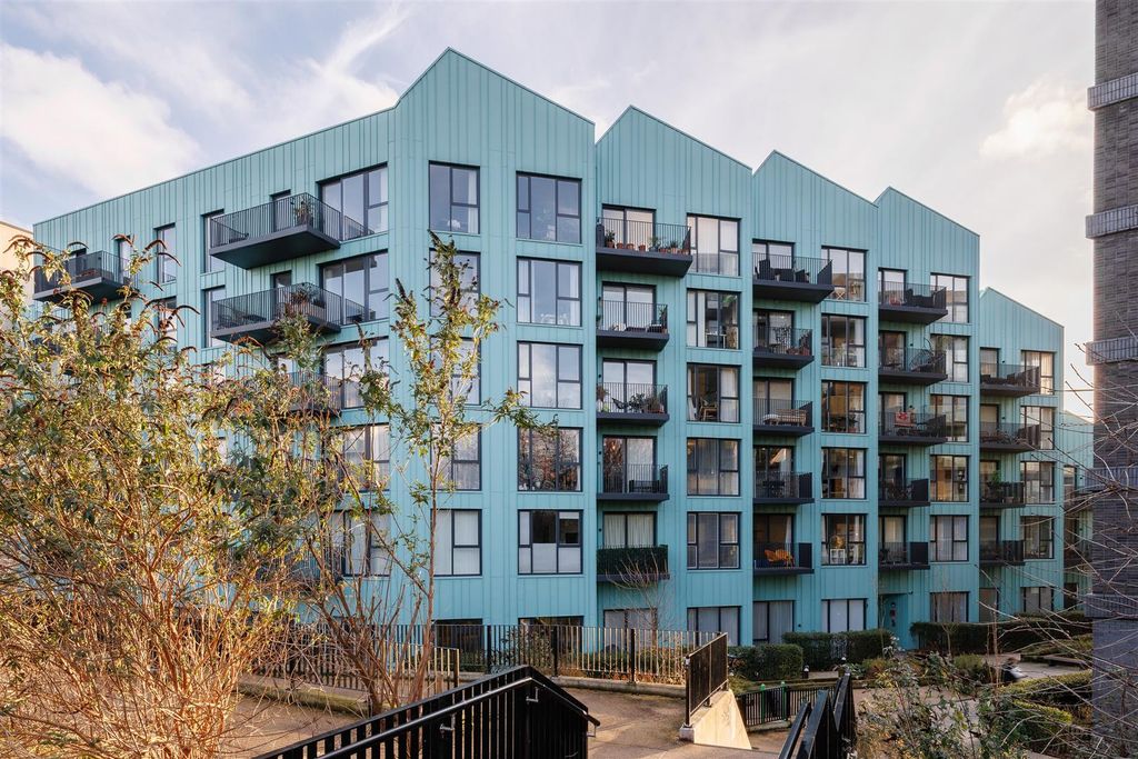 Property photo 2 of 41 Bundocks Walk, E3