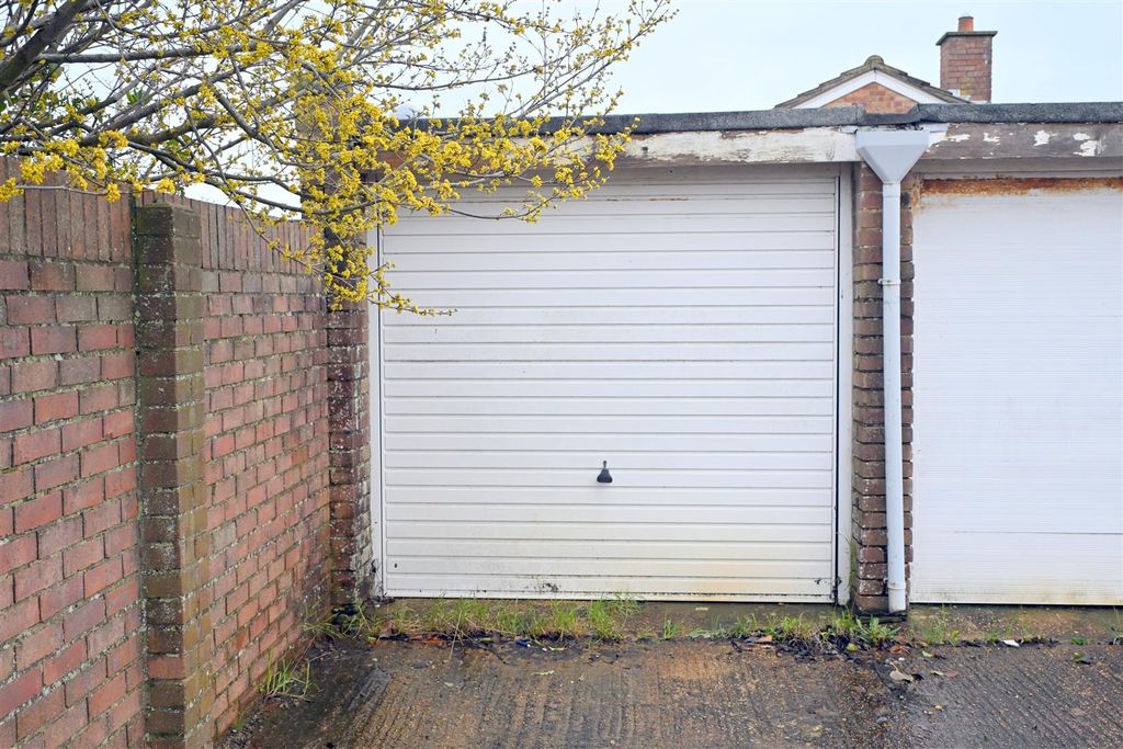 Property photo 1 of 1 Garage