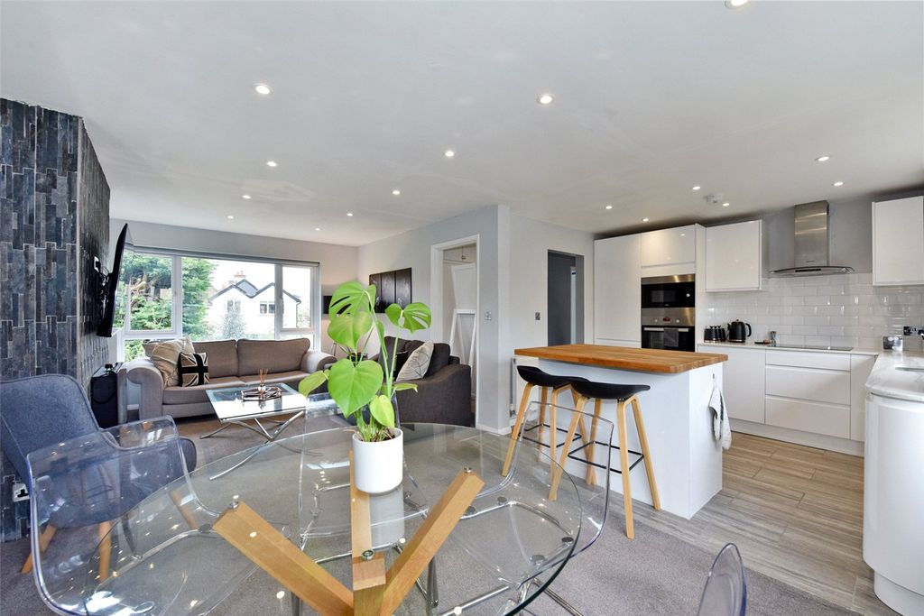 Property photo 3 of 10 Kitchen/Reception