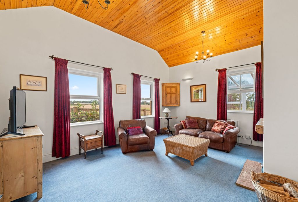 Property photo 3 of 24 Lounge