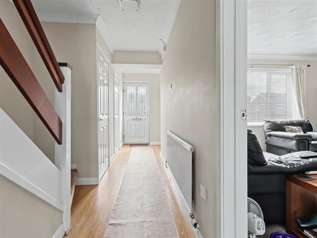 Property photo 2 of 18 Entrance Hall