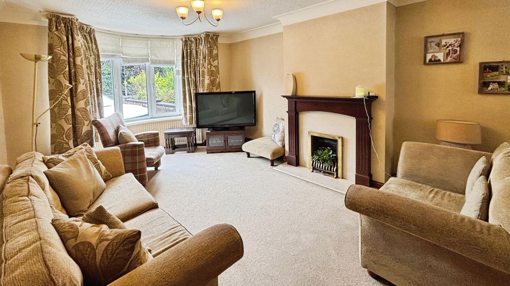 Property photo 3 of 14 Lounge