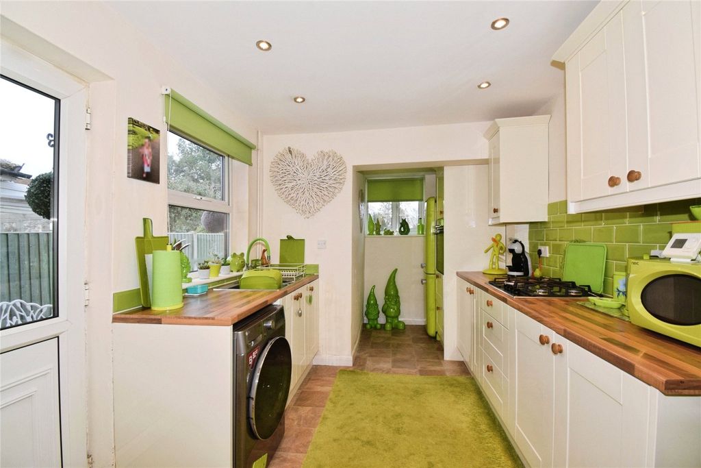 Property photo 3 of 19 Kitchen