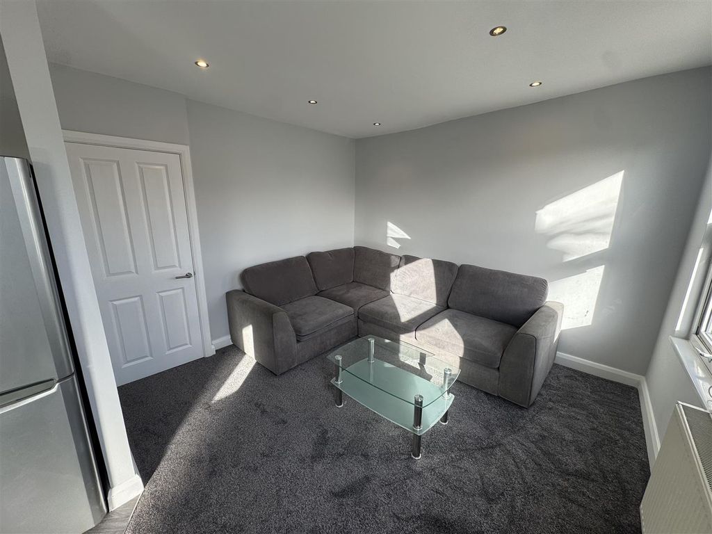 Property photo 3 of 9 Lounge