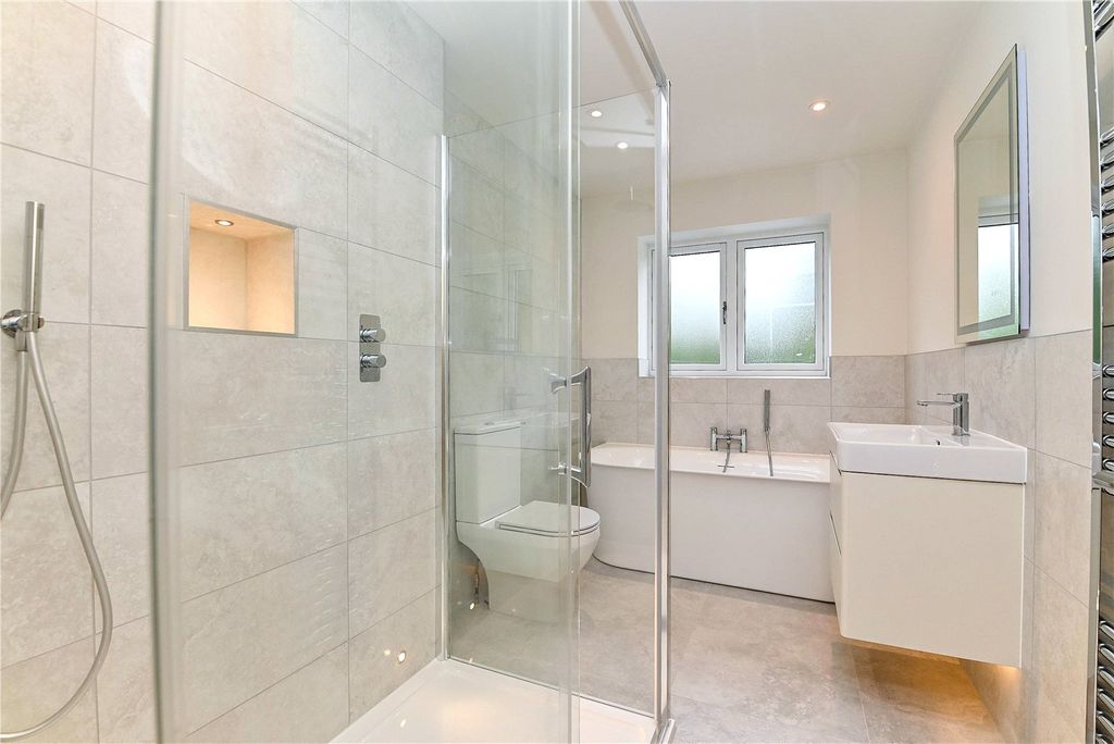 Property photo 3 of 23 Bathroom