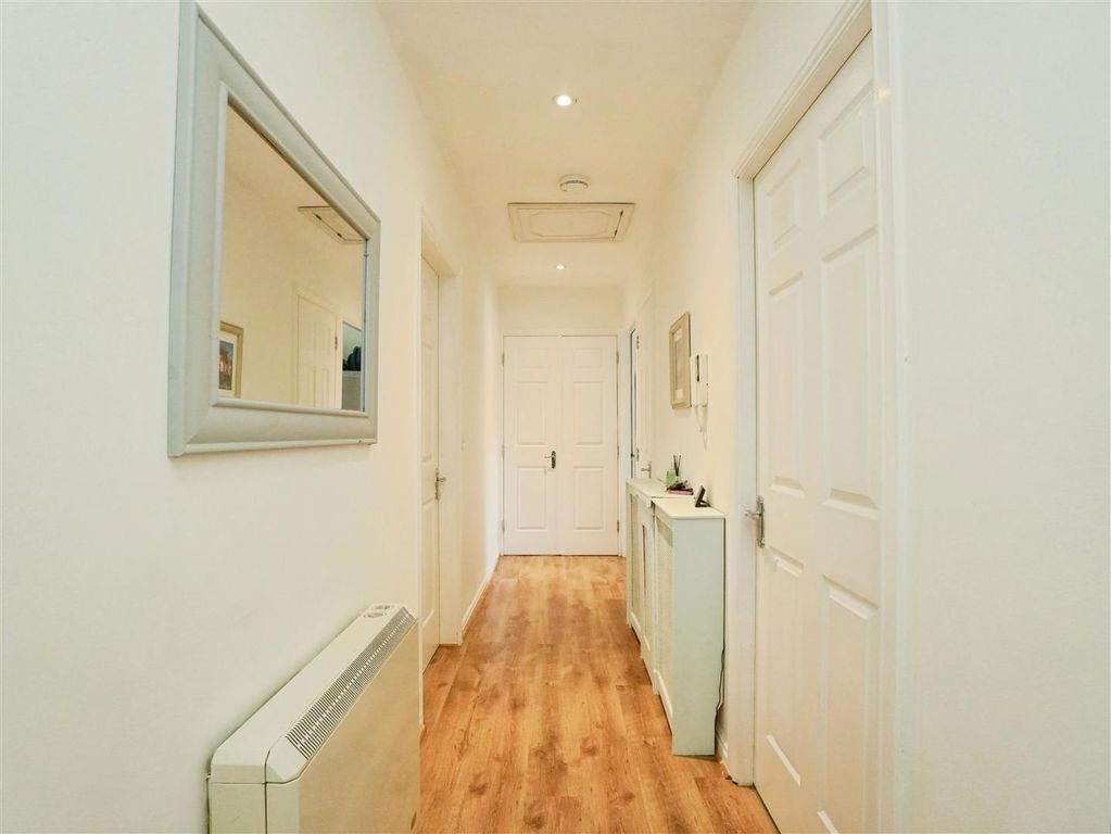 Property photo 2 of 10 Hallway
