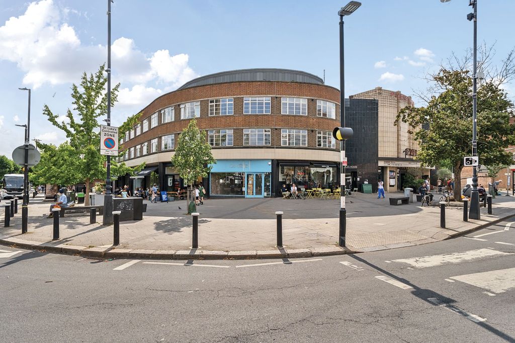 Property photo 1 of 12 Flat 133 Coles House, 107 -143 Muswell Hill, London, N10 3Hs