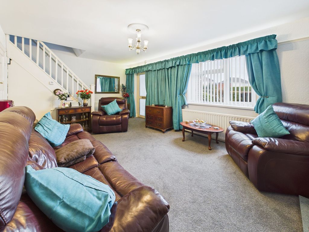 Property photo 3 of 16 Lounge