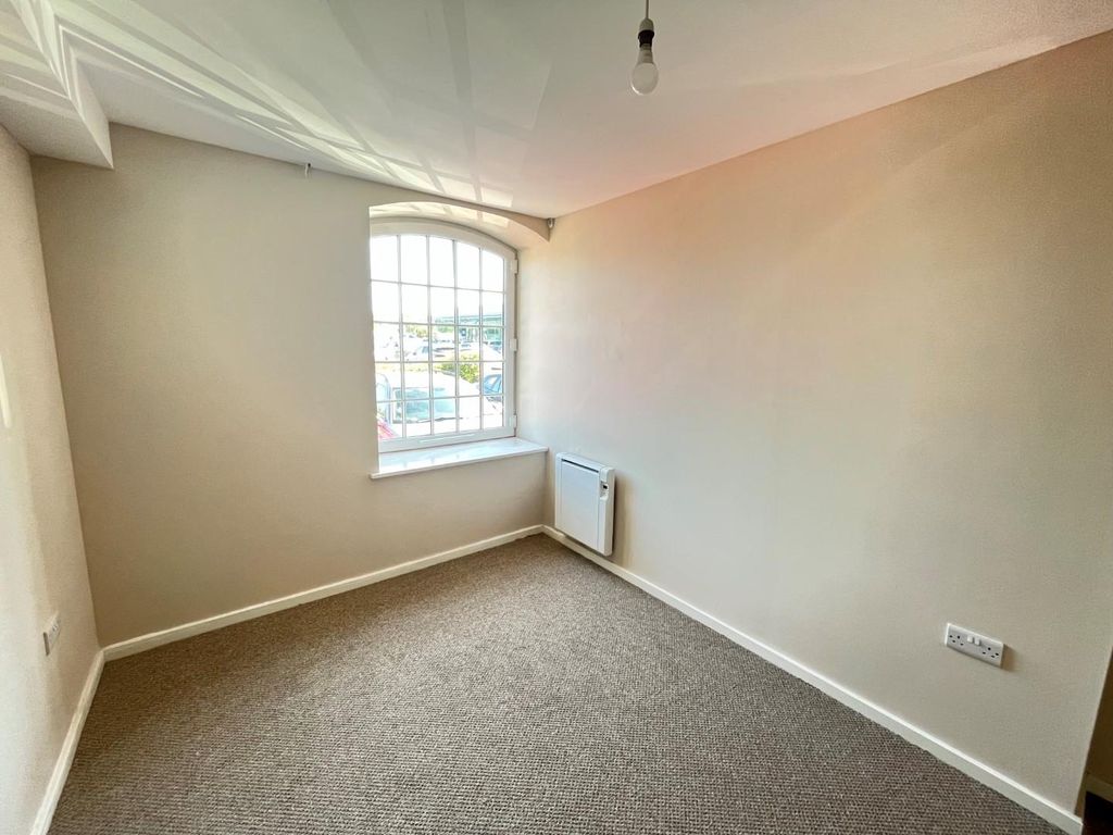Property photo 3 of 8 Bed 1.Jpg