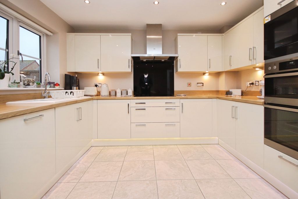 Property photo 3 of 28