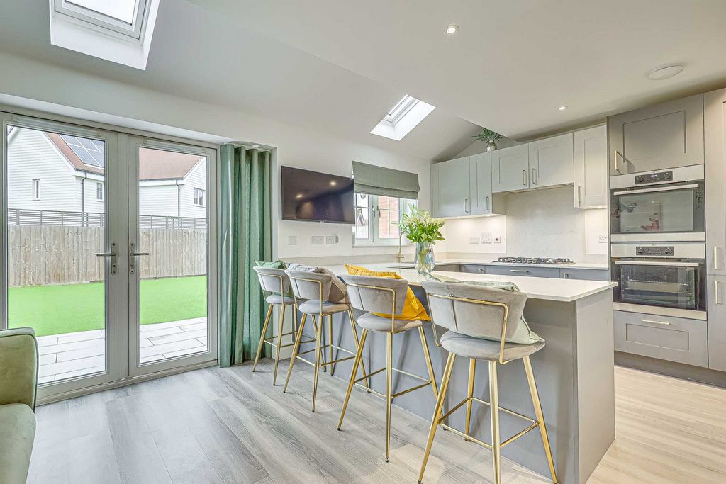 Property photo 2 of 40