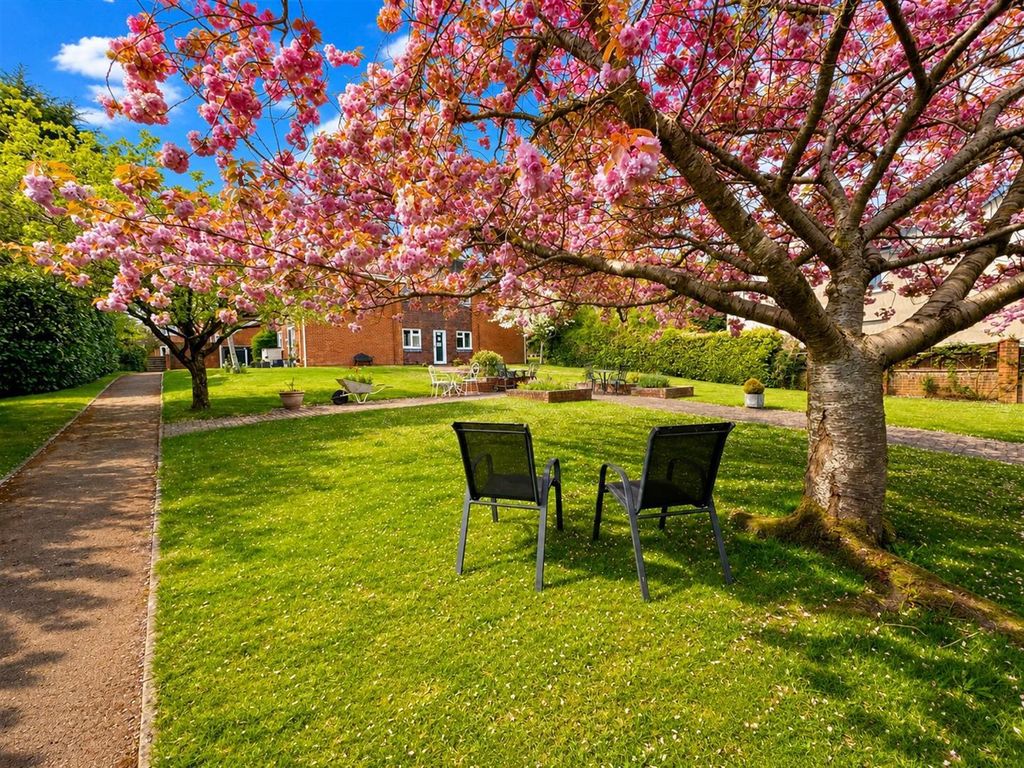 Property photo 2 of 16 Communal Gardens