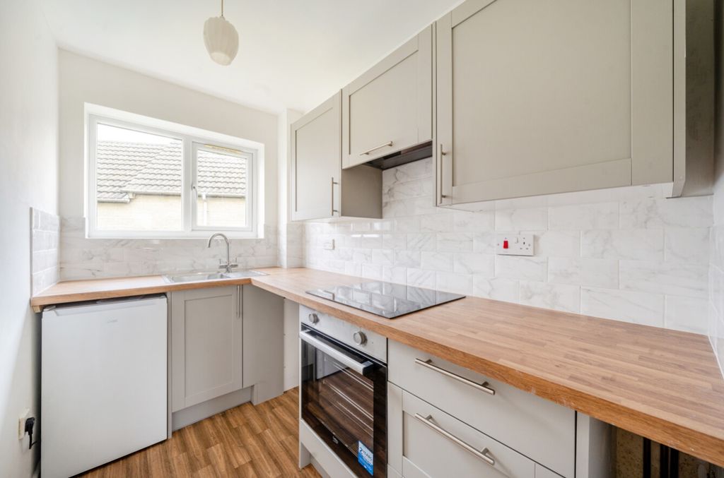 Property photo 2 of 7 5 Colliers Wood 04