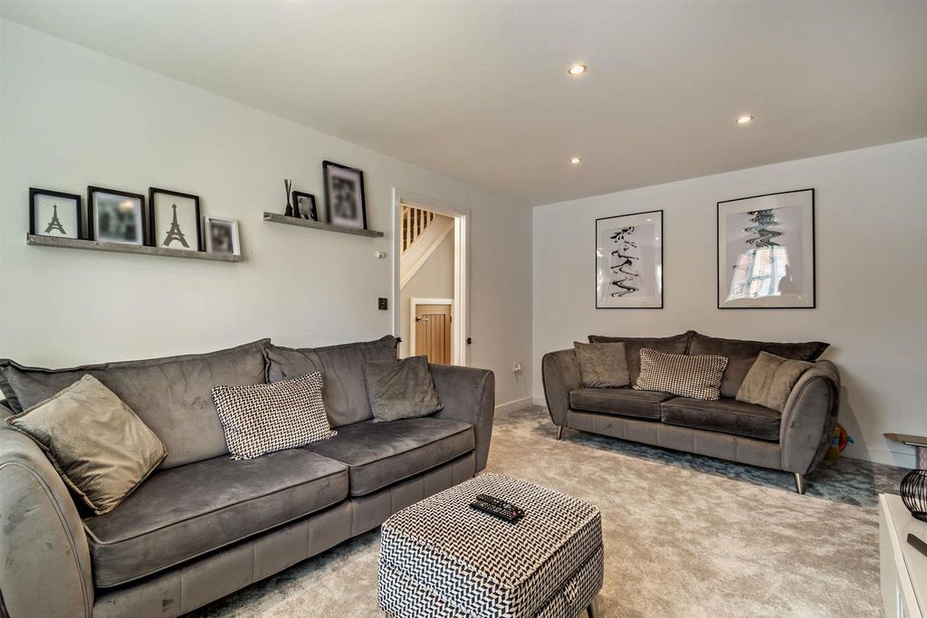 Property photo 3 of 38 8614777-Interior40-800.Jpg