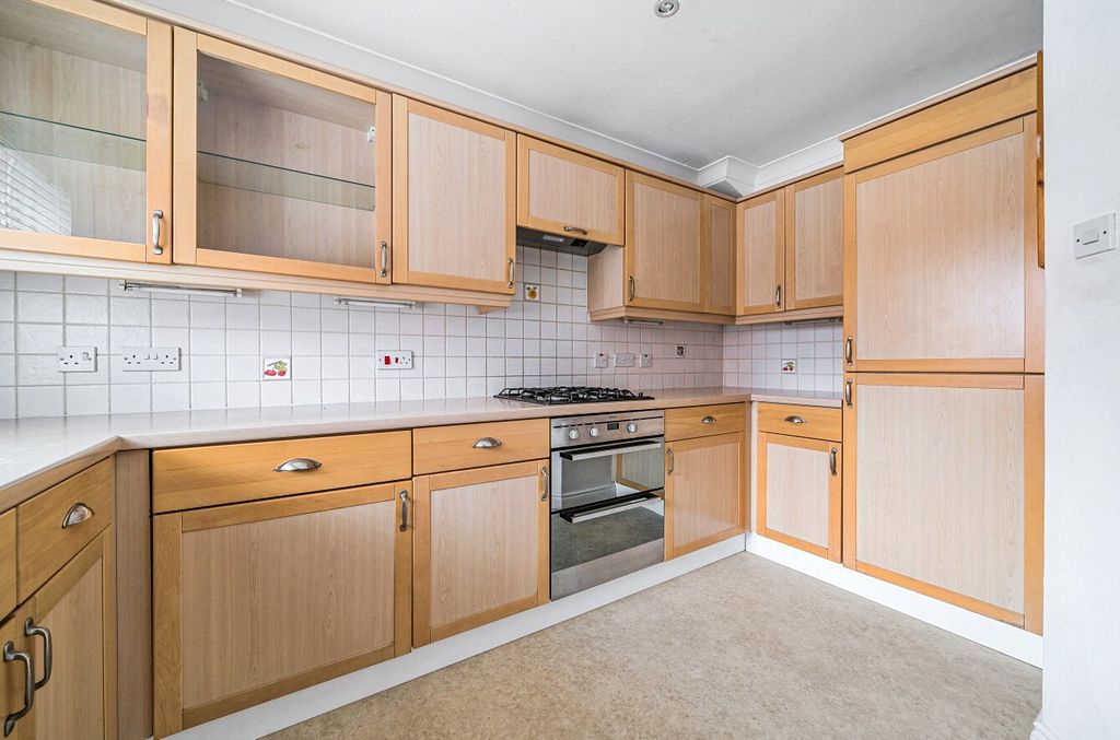 Property photo 3 of 10 Kitchen