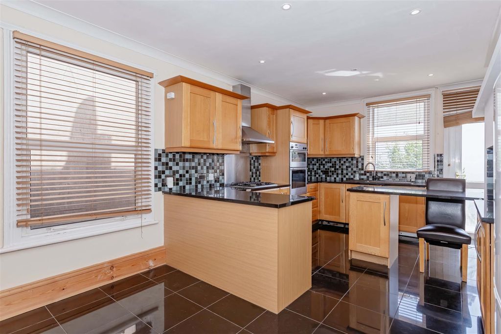 Property photo 2 of 18 Hove Park Villas_12.Jpg
