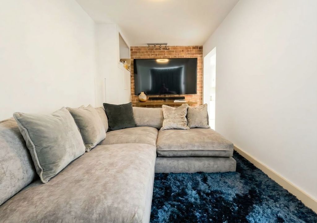 Property photo 3 of 11