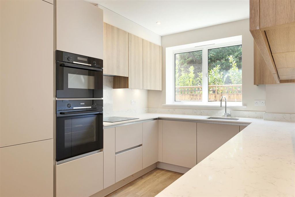 Property photo 2 of 12 1-Cobhamrd-Apt-2-Kitchen-7654.Jpg