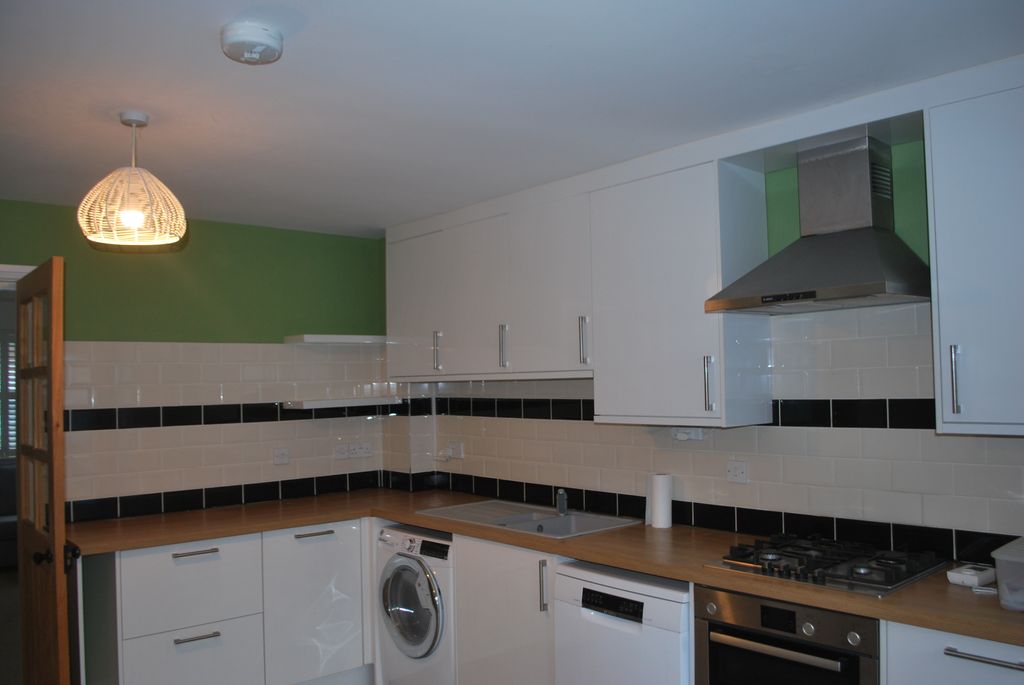 Property photo 3 of 10 Kitchen